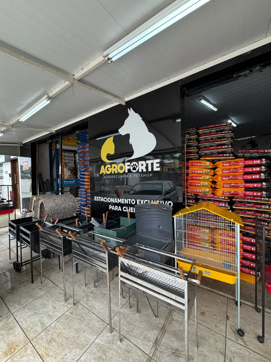 Fachada da Agroforte com churrasqueiras, casinhas e gaiolas expostas na entrada