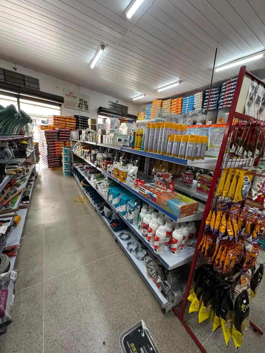 Corredor com produtos para o campo, a casa e petiscos
