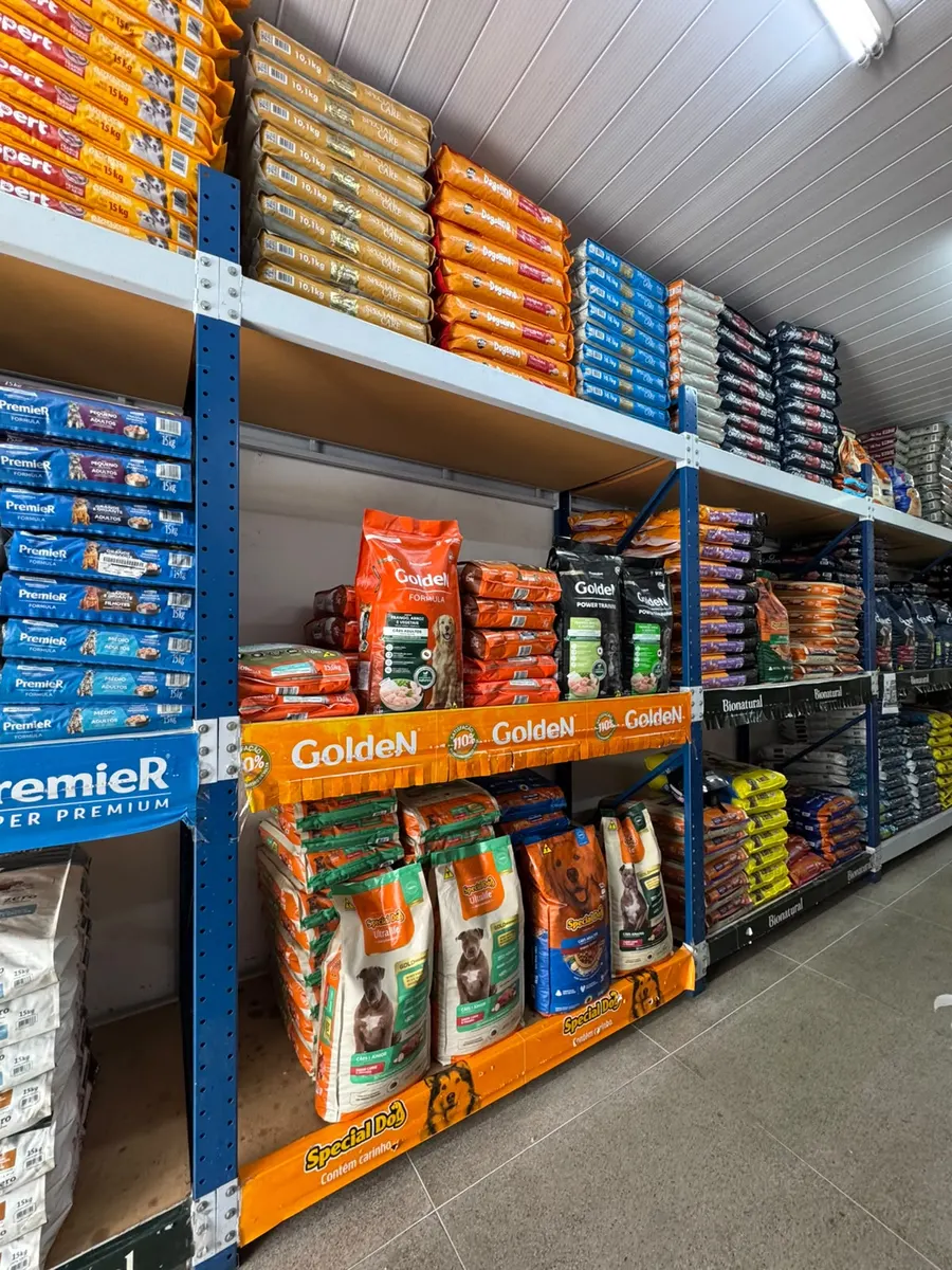 Prateleiras da Agroforte com rações de várias marcas e tamanhos