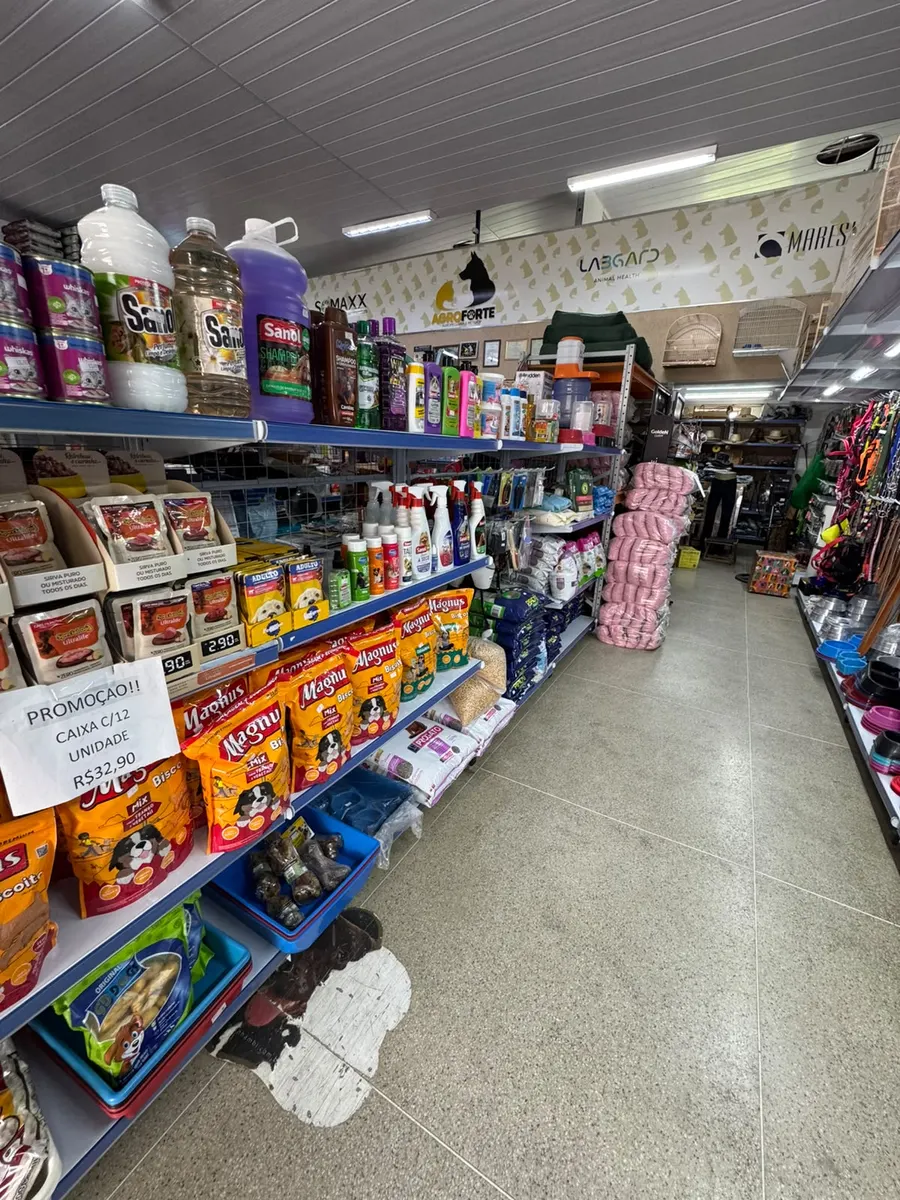 Corredor com shampoos, produtos de higiene e petiscos