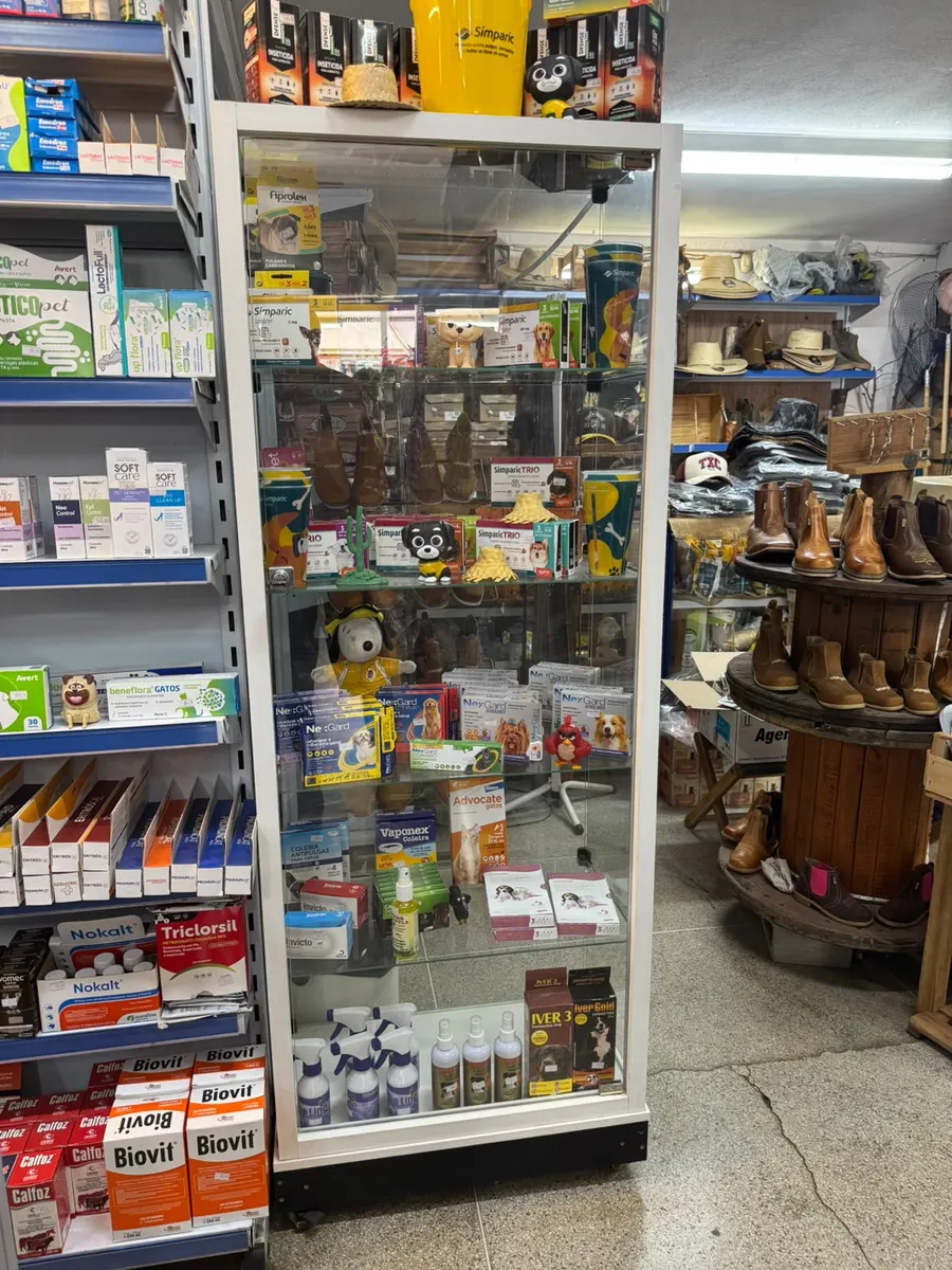 Vitrine de produtos veterinários ao lado da seção de botas e chapéus